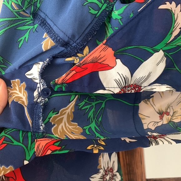 Lush Floral Knot Blouse - Picture 4 of 5